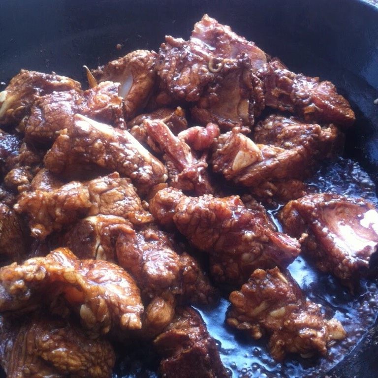 家常排骨,如图至排骨均匀上色继续翻炒一分钟入味