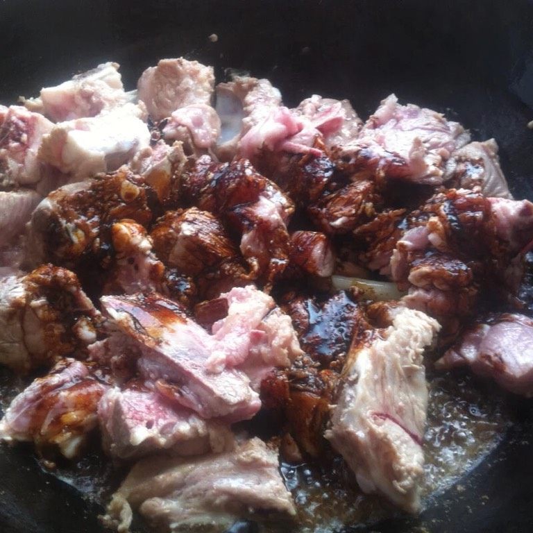 家常排骨,如图加入排骨翻炒变色，淋入<a style='color:red;display:inline-block;' href='/shicai/ 692'>酱油</a>继续翻炒