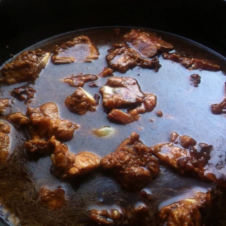 家常排骨,如图加入没过排骨的水，大火炖煮开锅，淋入<a style='color:red;display:inline-block;' href='/shicai/ 900'>白酒</a>（<a style='color:red;display:inline-block;' href='/shicai/ 900'>白酒</a>跟随沸水蒸发掉了，排骨更加软烂，鲜嫩）转小火炖煮一个半小时