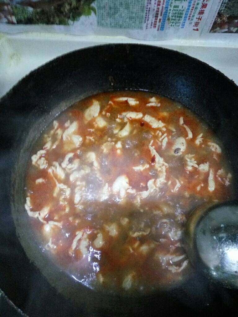 杂菜水煮肉片,此时把淹好的肉片放入干淀粉抓匀，下入锅中，煮熟，倒入乘菜的大碗中。