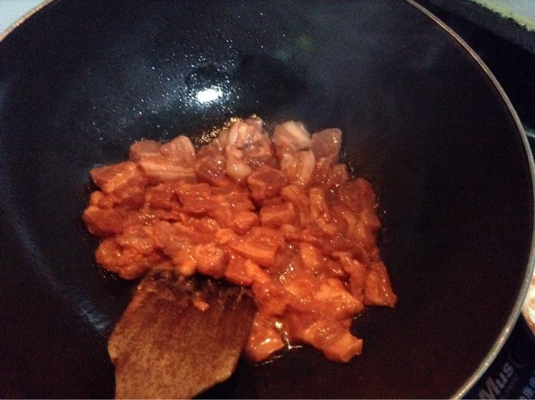 南乳红烧肉,如图,热锅,油少许,把肉放进去翻炒,注意火不要太大,容易糊