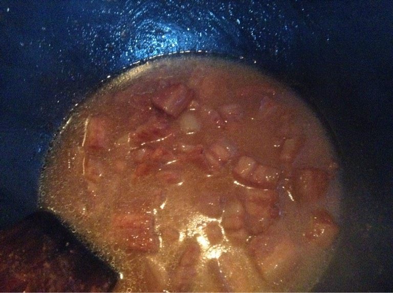 南乳红烧肉,如图,炒十分钟左右,加水,水不要太多,稍没过肉就行,盖盖,大火烧开,转中火煮干水
