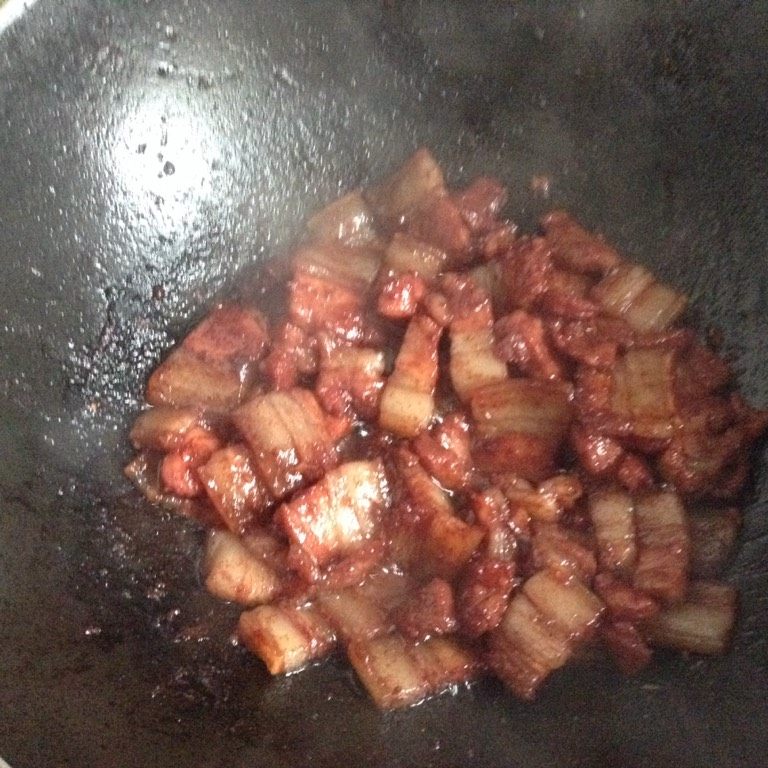 南乳红烧肉,如图,水烧干,稍为出油就可以出锅了