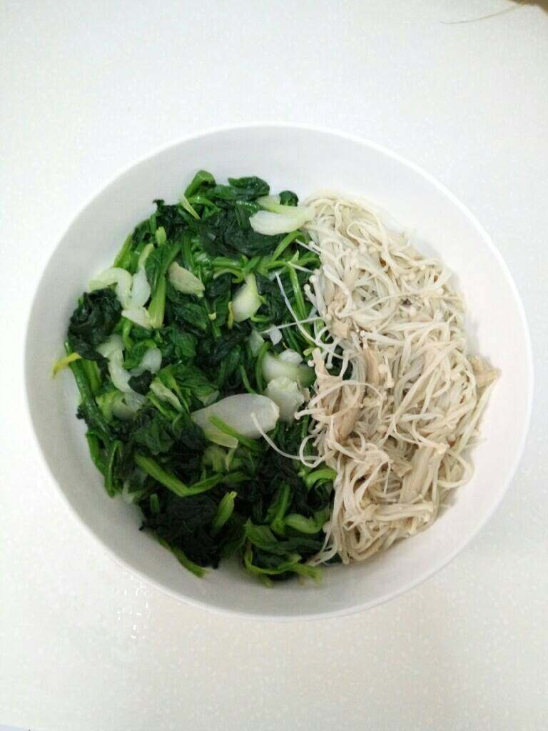 杂菜水煮肉片,各种青菜洗净，分开抄水（可加点盐），装在大碗中备用。