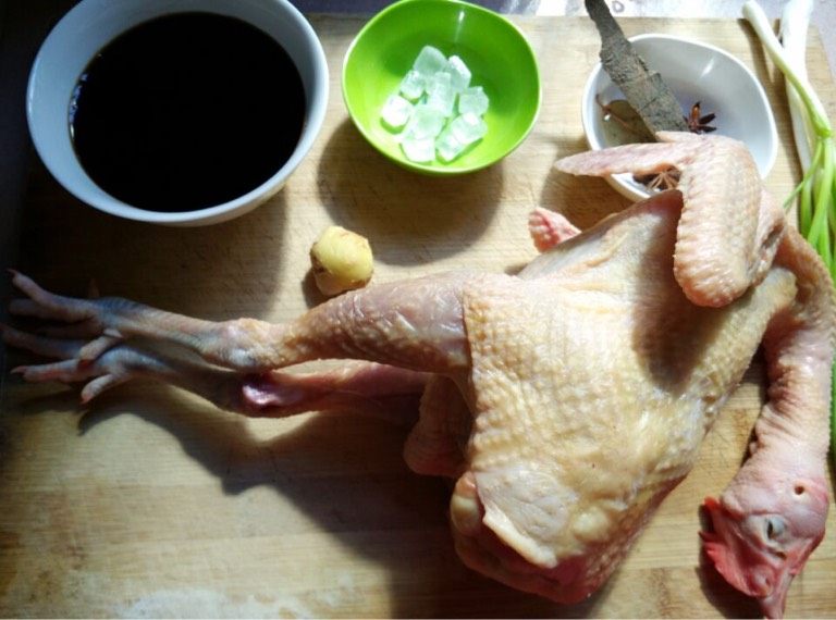 酱油鸡,如图准备食材,鸡让卖家处理好回来清洗干净备用