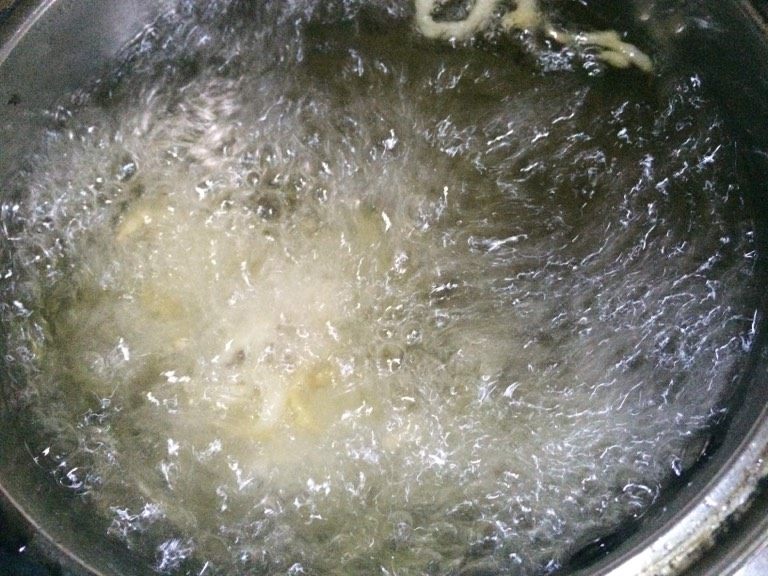 韩式炸鸡腿,如图入油锅炸至金黄色即可(油一定要多要淹没鸡腿)