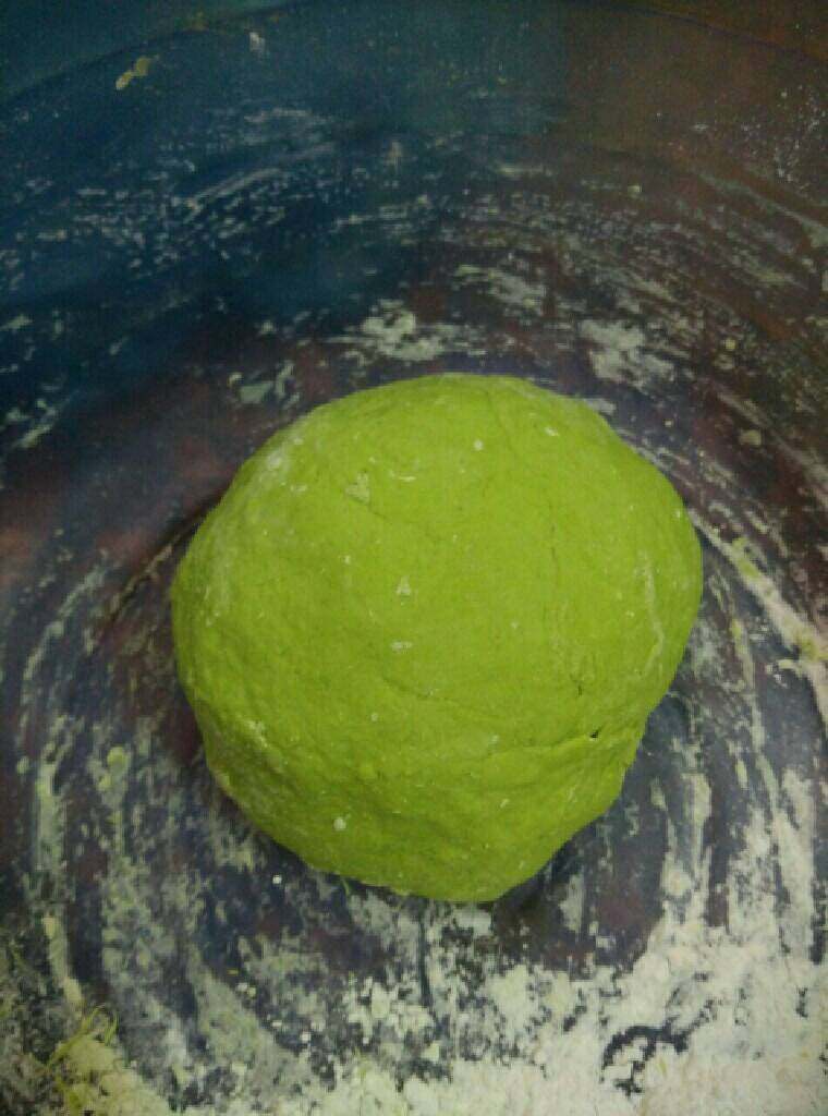 菠菜蝴蝶面,再把它和成软硬适中的面团,醒半小时