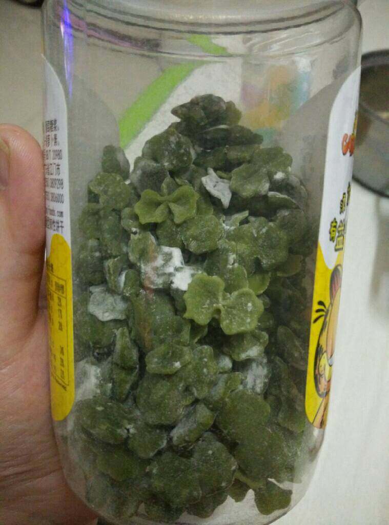 菠菜蝴蝶面,风干好了装入密封罐里,吃的时候取出煮就可以了。