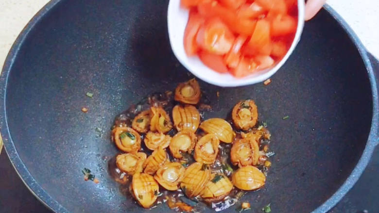 番茄海鲜饭,翻炒至鲍鱼入味,加入番茄