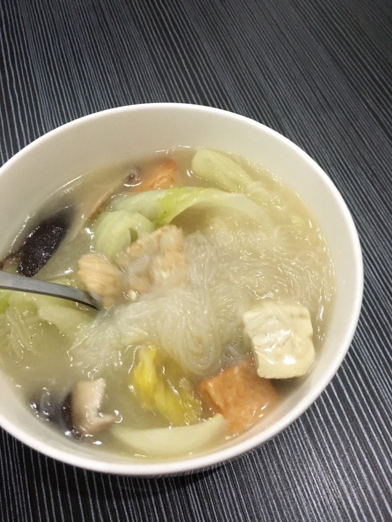 白菜豆腐砂锅煲,起炒锅放油下蒜姜炝锅，放入除白菜、粉丝以外的所有丁块翻炒出香味，稍干后，加点<a style='color:red;display:inline-block;' href='/shicai/ 788'>生抽</a>，依次放入<a style='color:red;display:inline-block;' href='/shicai/ 465'>豆腐</a>、白菜继续翻炒一会儿，放少许热水改小火焖着。注意汤会逐渐变白