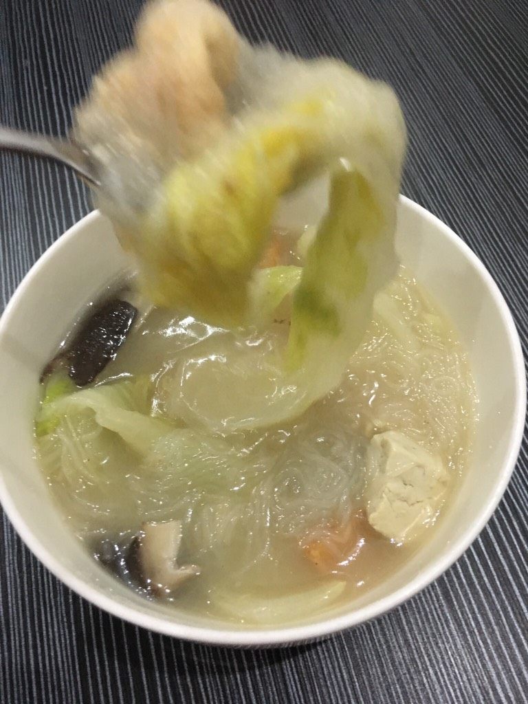 白菜豆腐砂锅煲,砂锅中放入开水,将炒锅食材全部放入砂锅内,放入粉丝、<a style='color:red;display:inline-block;' href='/shicai/ 720'>胡椒粉</a>改小火煮至白菜塌软,注意粉丝不要煮烂,最后关火调入盐就完成了!