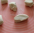 椒盐香葱饼,将面粉和盐混合在一起,先冲入沸水,用筷子打散,之后再加入冷水,快速搅拌后用手揉成光滑的