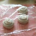 椒盐香葱饼,用手将面胚按扁,盖上保鲜膜,醒发5分钟左右