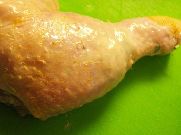 黄油香菜烤鸡腿,用手指挖一点香菜黄油酱,尽可能均匀地抹在鸡皮和鸡肉的空隙里,鸡皮表面不要抹到