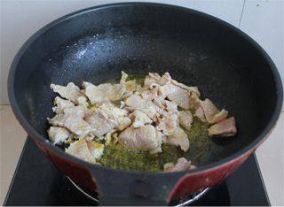 干锅花菜,锅内放油,油烧热放入肉片煸炒,肉片逼出油脂,炒金黄之后,拨到一遍。