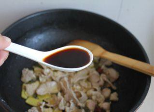 干锅花菜,放入一勺<a style='color:red;display:inline-block;' href='/shicai/ 788'>生抽</a>,把肉片炒均匀。