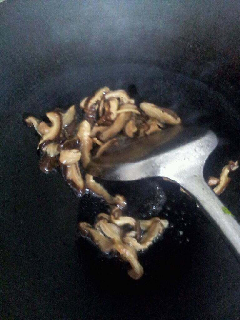 香菇油饭,热油，下香菇爆香，加酱料