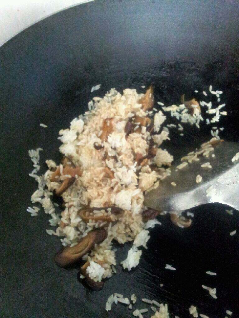 香菇油饭,调小火，倒入饭，拌匀即可