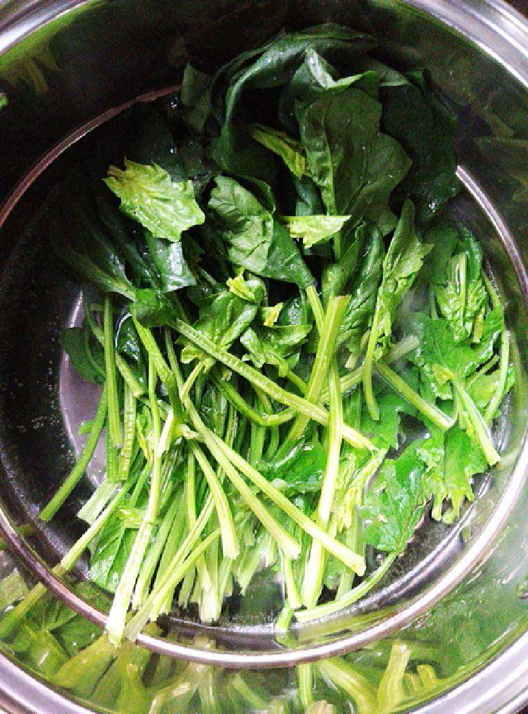 凉拌菠菜花生米,锅内烧水,水开倒入菠菜烫一下。