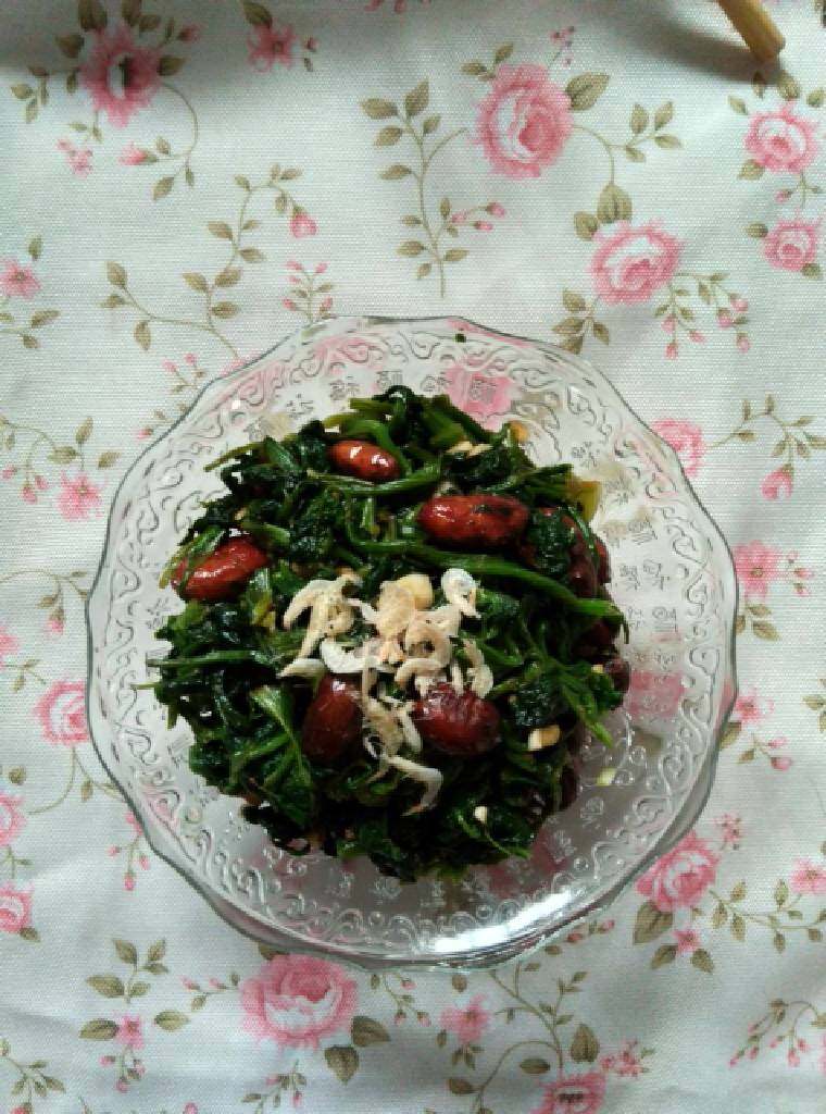 凉拌菠菜花生米,装盘,最后撒上一点<a style='color:red;display:inline-block;' href='/shicai/ 288'>虾皮</a>,开吃吧。