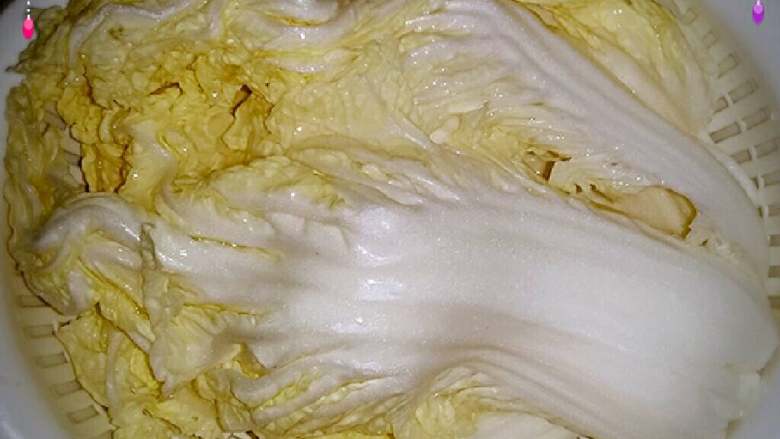简单快速自制酸白菜,根据汤锅容量决定白菜片数,一般4-5片,如果白菜小可以适当增加数量,然后把白菜洗净。 如果白菜杆比较厚实的,可以用刀切一个口子。
