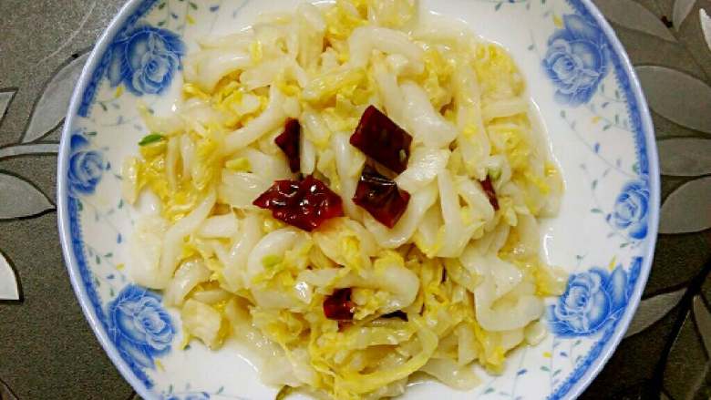 简单快速自制酸白菜,然后再放进酸白菜,加1适量鸡精、盐调味后出锅装盘。