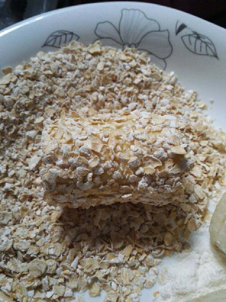 燕麦香蕉,把裹好燕麦的香蕉段放几分钟(这样炸的时间燕麦就不会容易掉)。