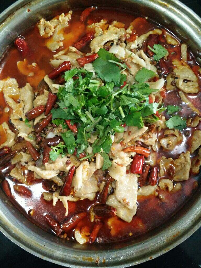 水煮肉片, 另起一锅坐油烧热后，浇入水煮肉片里再加点香菜沫点缀一下就大功告成了