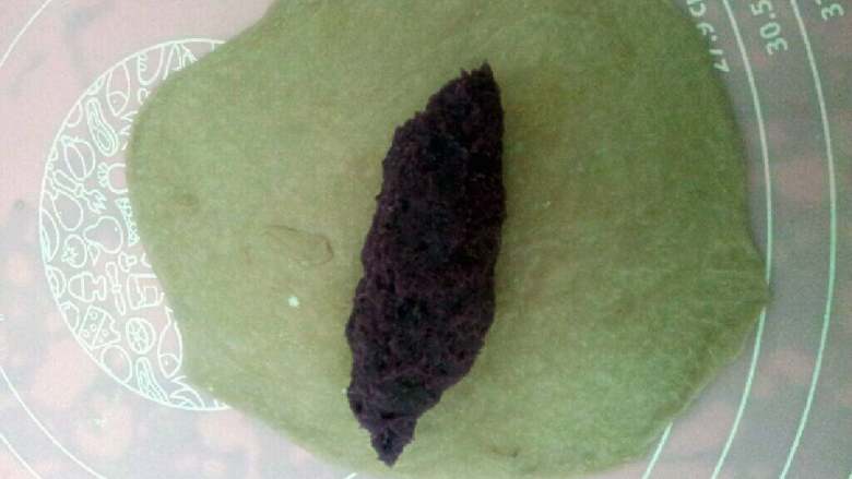 紫薯面包,面团分6个小剂子,松驰10分钟,捏圆擀扁包馅两头捏紧,卷起来