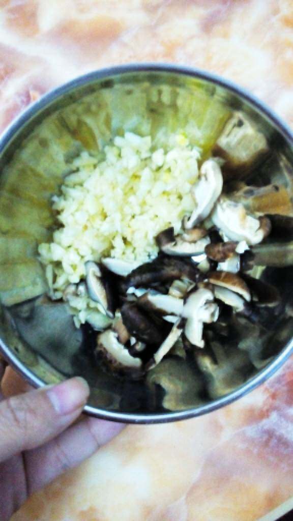 家常菜铺炒鳗鱼,大蒜香菇炒香(用花生油炒更香)