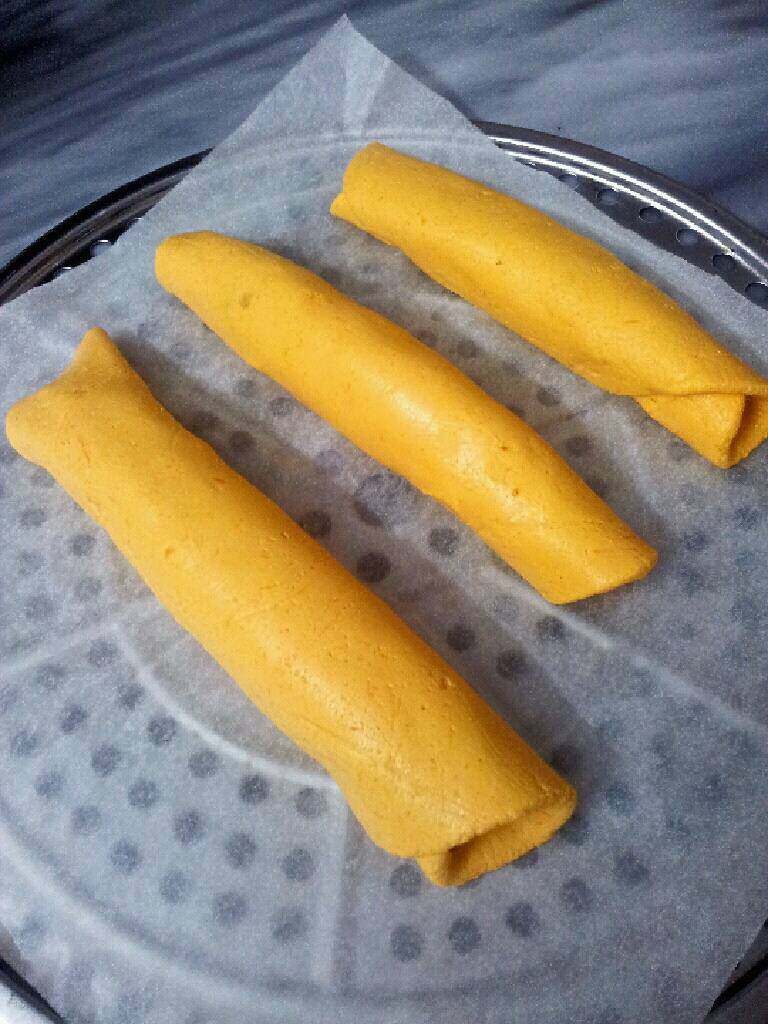 椰蓉豆沙糯米卷,蒸笼铺一张烘焙纸，上锅蒸20分钟左右，取出放凉，在铺满<a style='color:red;display:inline-block;' href='/shicai/ 630'>椰蓉</a>的碟子浪滚几下，使表面沾满上<a style='color:red;display:inline-block;' href='/shicai/ 630'>椰蓉</a>，然后切块即可