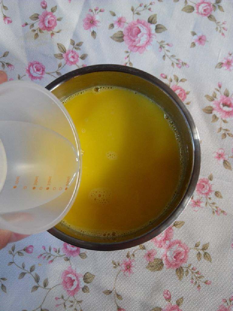 小猪鸡蛋羹,加入120ml的<a style='color:red;display:inline-block;' href='/shicai/ 156925'>水</a>搅匀，去掉蛋液泡泡。