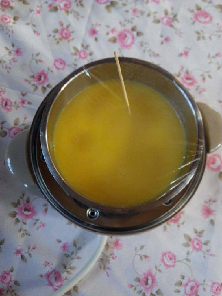 小猪鸡蛋羹,盖上保鲜膜，用牙签插几个孔跑气。