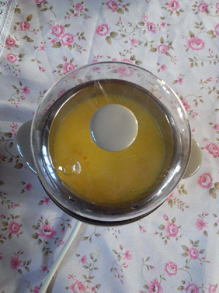 小猪鸡蛋羹,煮蛋器加少许水，放入蛋液，盖盖，按开关键。