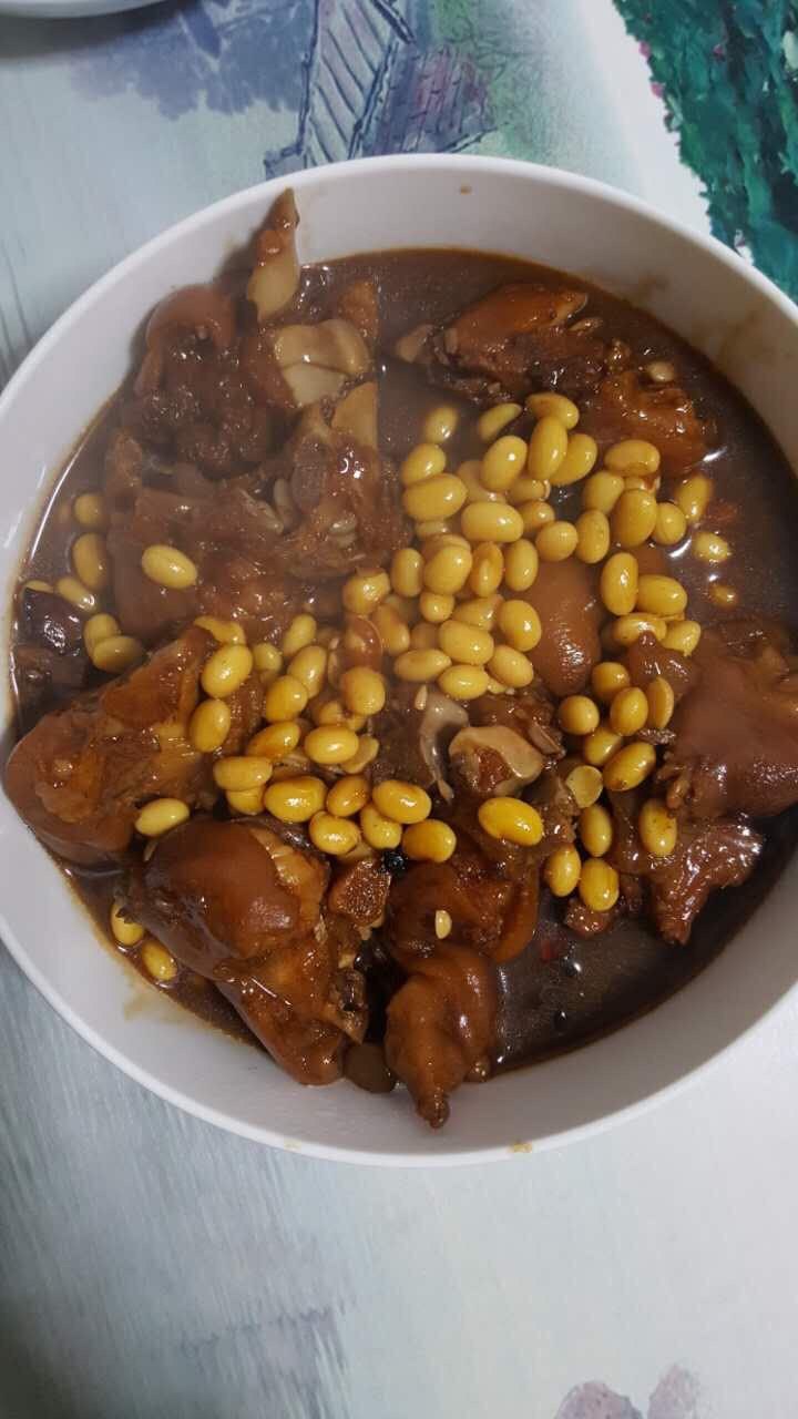 猪蹄炖黄豆