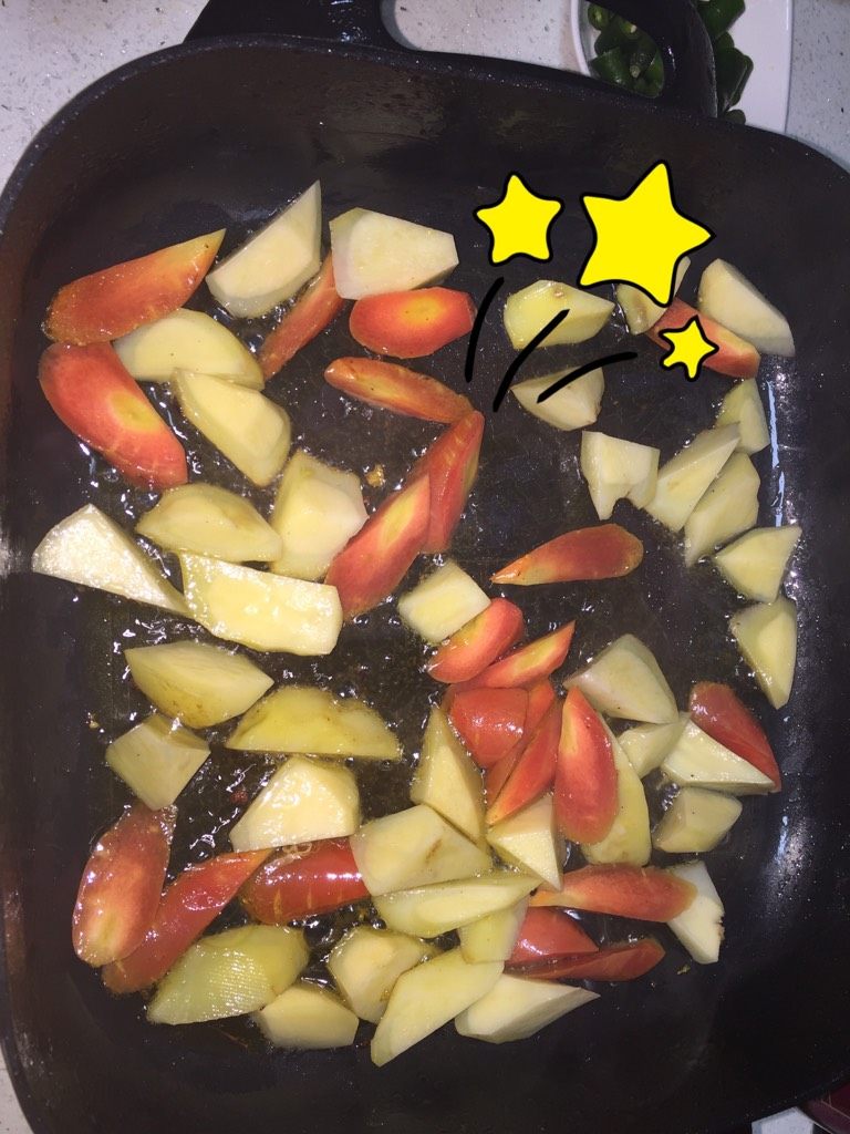 麻辣干锅,依次煎土豆和胡萝卜
