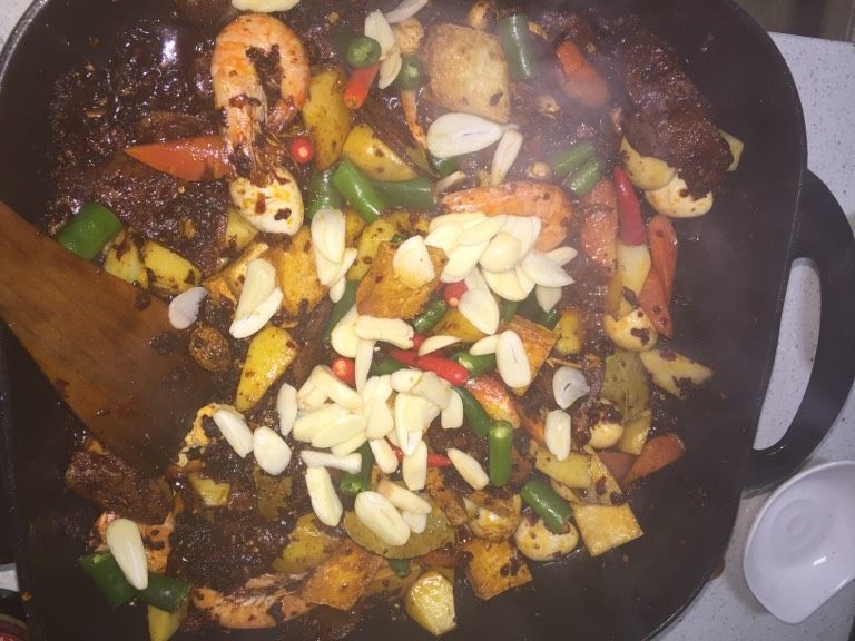 麻辣干锅,下入花青线椒 红米辣 蒜片 继续煸炒