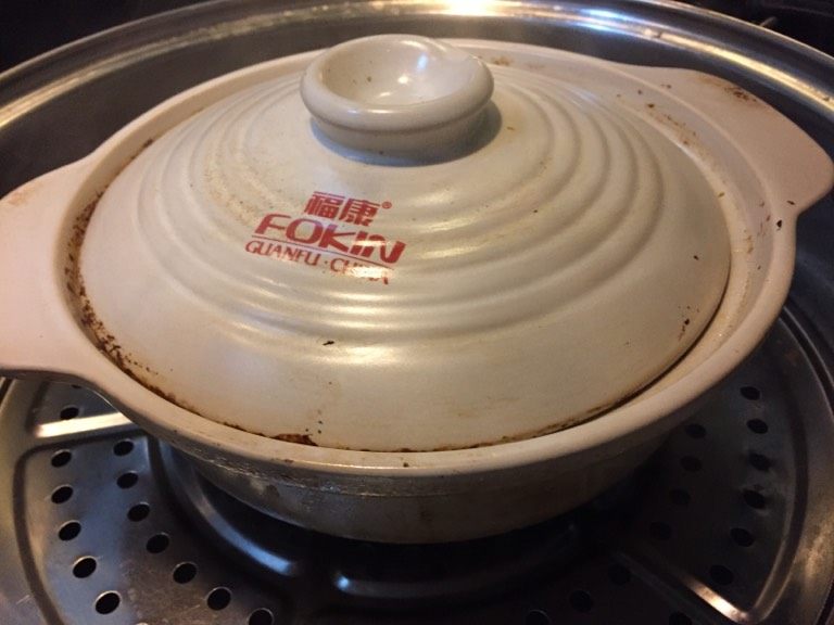 东坡肉,如图汤汁变浓稠变少放入蒸锅中,蒸半小时