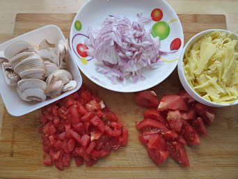 茄汁肉丸奶酪焗面,蕃茄切成丁,蘑菇切成片,<a style='color:red;display:inline-block;' href='/shicai/ 29'>洋葱</a>切成小丁,奶酪切成片,蒜切末;