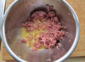 茄汁肉丸奶酪焗面,里几肉剁碎,加入1枚<a style='color:red;display:inline-block;' href='/shicai/ 15'>蛋黄</a>、盐、胡椒粉及适量干生粉搅打到粘稠的程度上劲;