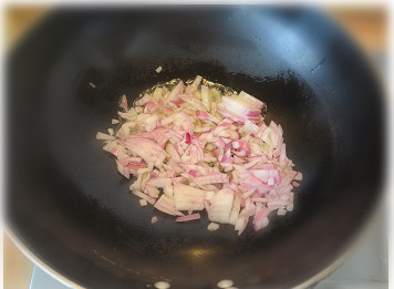 茄汁肉丸奶酪焗面,锅中加油烧热后,先放入洋葱末翻炒出香味;