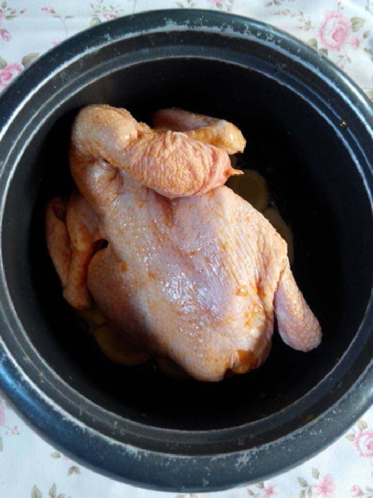 电饭煲焗鸡,取出鸡,用厨房纸擦干水份,放电饭煲内,盖盖,按煮饭档。