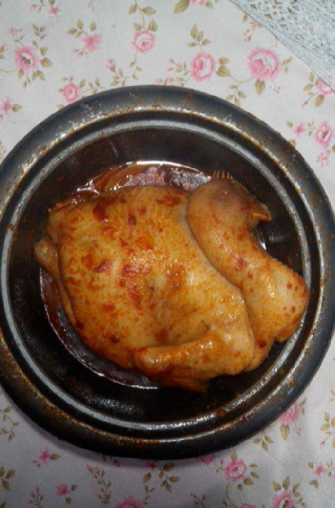 电饭煲焗鸡,一会你就会听到呲呲呲的声音了,待电饭锅自动跳到保温的时候,就开盖翻一下面,继续按煮饭键,一共按3次煮饭键即可。最后觉得不辣,又加了点辣椒粉。