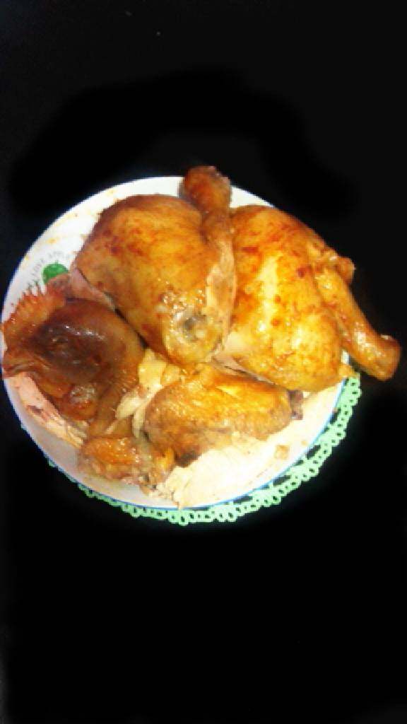 电饭煲焗鸡,香喷喷的焗鸡就可以出锅咯,来块鸡腿。