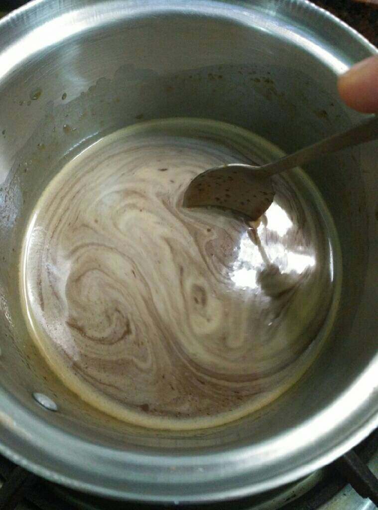 阿胶红枣鸡汤,阿胶加到黄酒里,小火一边煮一边搅拌煮至阿胶融化
