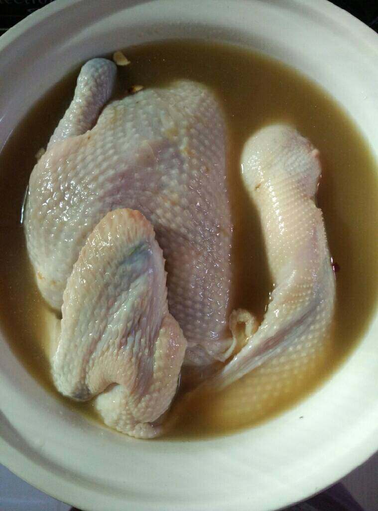 阿胶红枣鸡汤,再加入烧开的热水,九分满