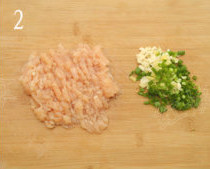 鸡肉酿青红椒,<a style='color:red;display:inline-block;' href='/shicai/ 5885'>鸡脯肉</a>洗净切碎,葱姜蒜切碎丁;