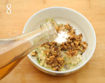鸡肉酿青红椒,加入适量<a style='color:red;display:inline-block;' href='/shicai/ 718'>料酒</a>,去腥,提鲜;