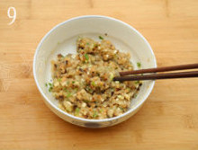 鸡肉酿青红椒,用筷子顺着一个方向,将肉馅搅拌至上劲;