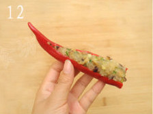 鸡肉酿青红椒,用筷子或者勺子往辣椒里面填肉馅,尽量将肉馅压实,这样不易松散,将辣椒填满;